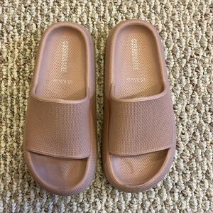 CUSHIONAIRE Women's Feather Cloud Recovery Slide
